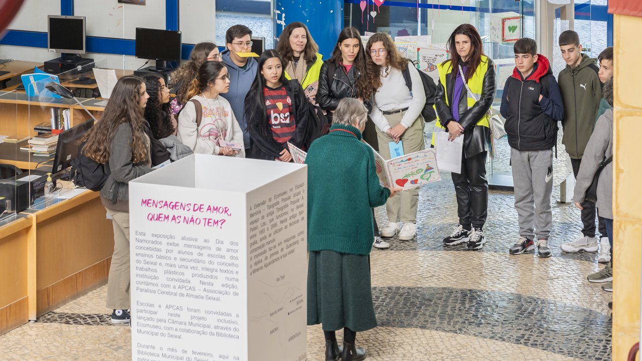 Visitas à exposição &quot;Mensagens de Amor quem as não tem?&quot; e sessões no Fórum Municipal